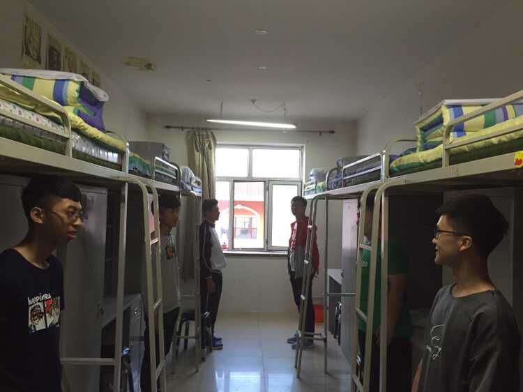 石油工程系新生辅导员走访学生寝室 -哈尔滨石油学院