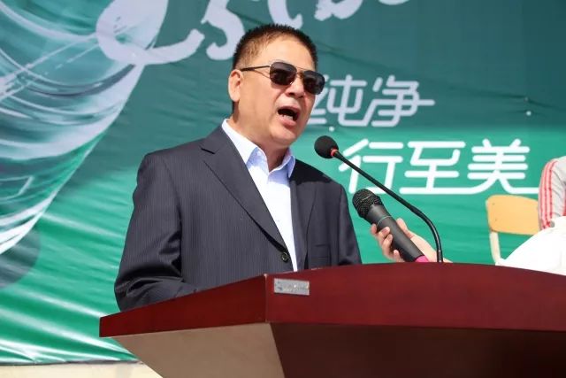 接着哈尔滨石油学院理事长谢永利向大会致辞!