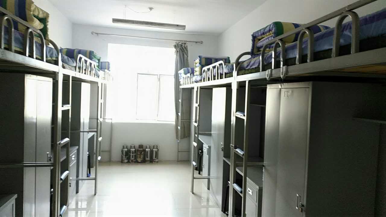 [外语学院]进行军训内务整理-哈尔滨石油学院