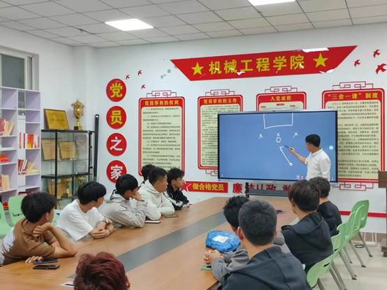 一群小孩在教室里描述已自动生成 一群小孩在教室里描述已自动生成